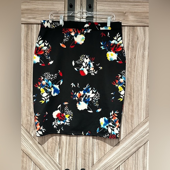 NWOT Floral form fitting skirt - Picture 1 of 3